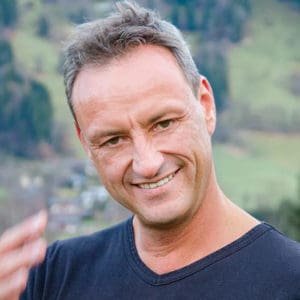 Männlicher Mann im Freien, symbolisiert Stärke und Selbstvertrauen.