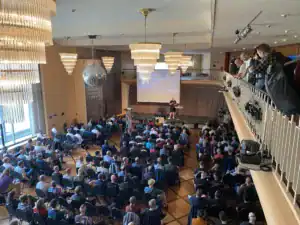 Großes Publikum bei MALEvolution-Konferenz, Sponsoring-Event.