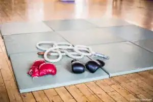 Boxhandschuhe, Seile und Matten für Kampfsporttraining.