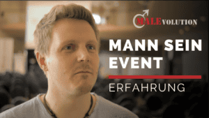 Mann bei einem Event, Fokus auf Männlichkeit und Erfahrung.