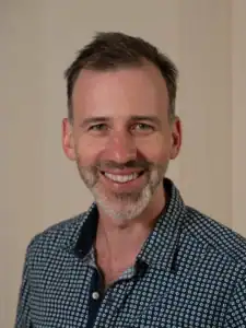 Mann lächelnd, professionell, Selbstvertrauen, Über Uns.