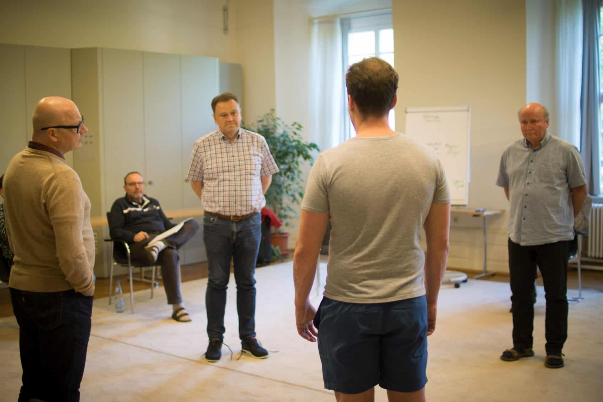 Männertraining in einer Selbsthilfegruppe, Fokus auf persönliches Wachstum und Selbstbewusstsein.