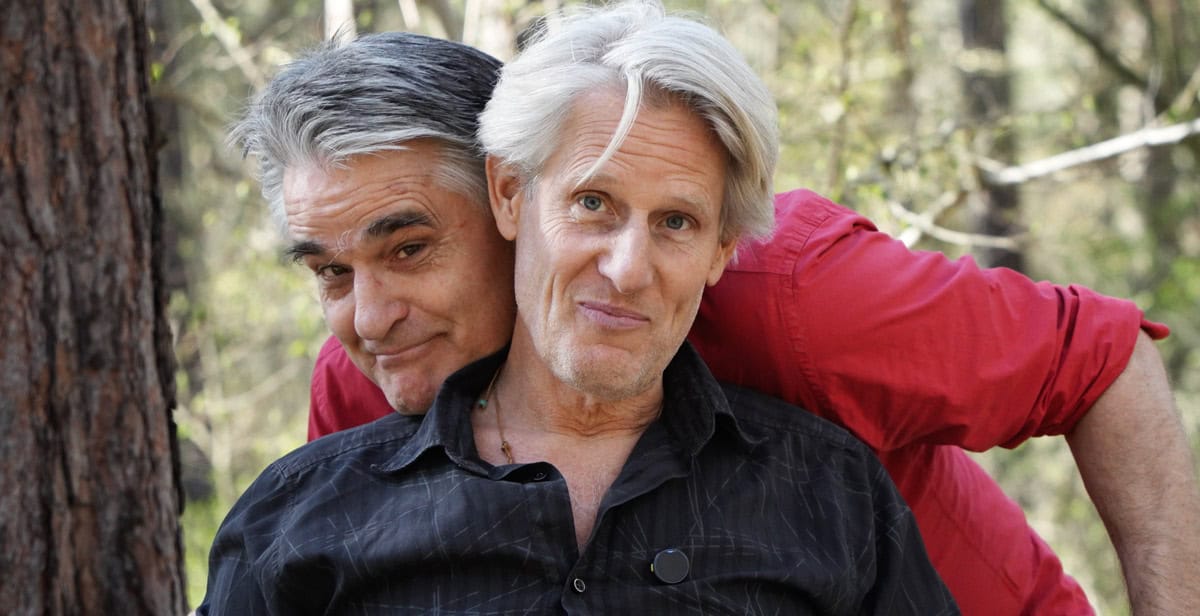 Zwei Männer im Wald, die Freundschaft und Naturverbundenheit zeigen.