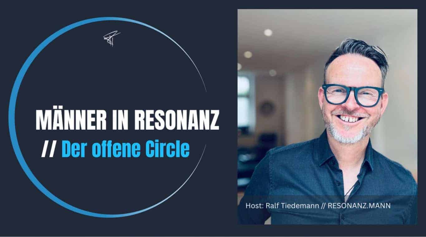 Mann in Brille lächelnd, Symbol für männliche Selbstentwicklung und Resonanz.
