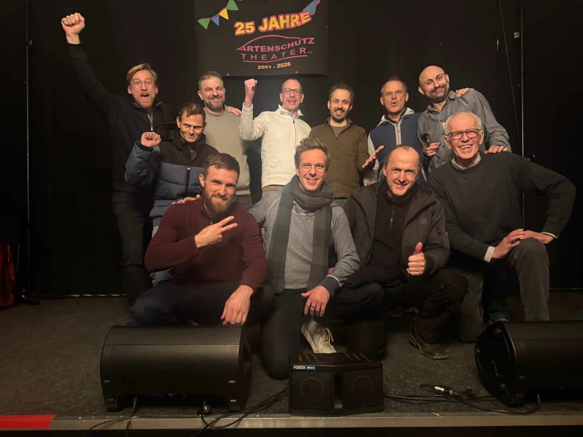 Männergruppe beim Männer-Abend zum Ausprobieren im Theaterraum.