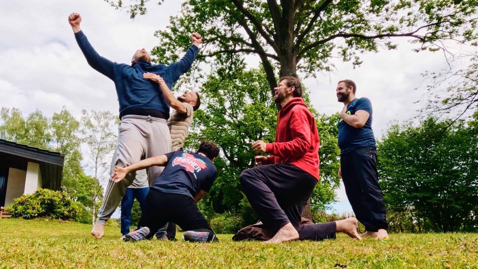 Männer beim Männer-Retreat, aktiv in der Natur, Freude und Gemeinschaft erleben.