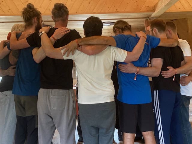 Männergruppe in einer Umarmung bei MALEvolution.