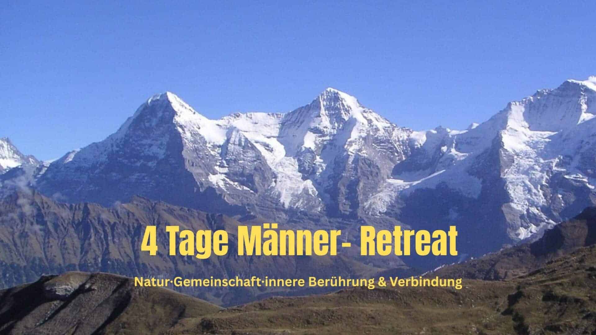 Männer-Retreat in den Bergen mit Schnee bedeckten Gipfeln.